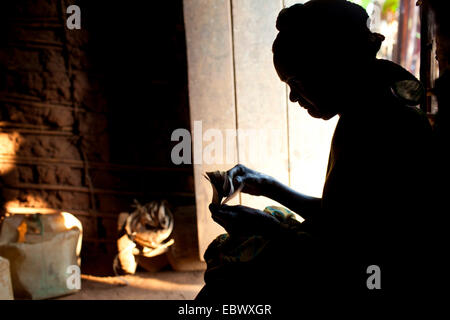 Vieille Femme argent comptant, Burundi, Karuzi, Buhiga Banque D'Images