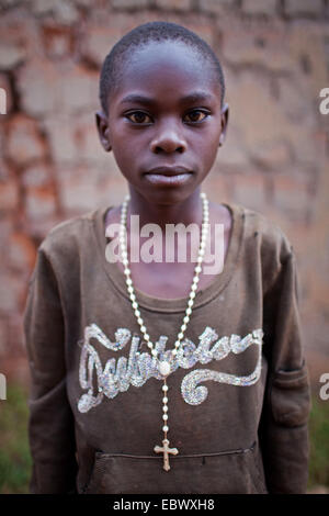 Portrait de jeune fille avec rosaire, Burundi, Karuzi, Buhiga Banque D'Images