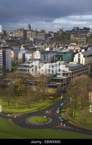 Vue sur le Parlement écossais et le centre-ville de Salisbury Crags, Royaume-Uni, Royaume-Uni, l'Écosse, Édimbourg Banque D'Images