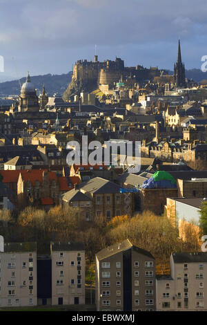 Vue sur le centre-ville d'Édimbourg et château d'Edimbourg de Salisbury Crags, Royaume-Uni, l'Écosse, Édimbourg Banque D'Images