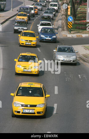 Des taxis dans une rue, la Turquie, Istanbul Banque D'Images