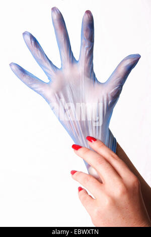 Femme handputting sur les gants en latex Banque D'Images
