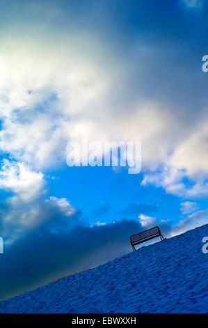 Au-dessus d'un banc de neige digue la mer du Nord, en Allemagne, en Basse-Saxe, Landkreis Cuxhaven, Neuastenberg Banque D'Images