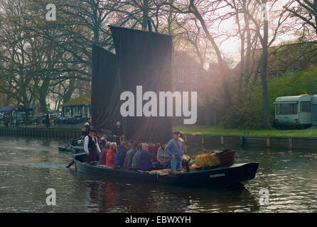 Torfkaehne "historiques" (bateaux pour la coupe de la tourbe) sur la rivière Hamme à Worpswede avec acteurs amateurs présentant l'histoire de la tourbe dans la région de Brême, Allemagne, Basse-Saxe, Osterholz Banque D'Images