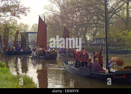 Torfkaehne "historiques" (bateaux pour la coupe de la tourbe) sur la rivière Hamme à Worpswede avec acteurs amateurs présentant l'histoire de la tourbe dans la région de Brême, Allemagne, Basse-Saxe, Osterholz Banque D'Images