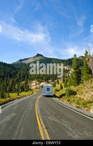 Billet van on country road, USA, Californie, Lassen Volcanic National Park Banque D'Images