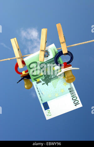 Photo symbole Allocations familiales : 100 Euro bill et de duvet sur la ligne en face de ciel bleu avec quelques nuages Banque D'Images