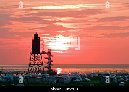 Leuchtturm Obereversand à Dorum Neufeld au coucher du soleil, terrain de camping dans le foregrund, ALLEMAGNE, Basse-Saxe, Dorum Banque D'Images