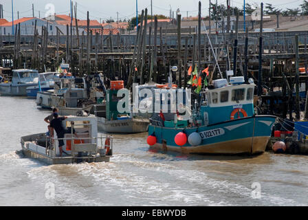 Petit port "Port du Bec' (également appelé 'chinoise' pour les phases d'atterrissage en bois) dans la zone marécageuse de Vendôme avec les bateaux pour la récolte, Shell France, Vendée, Port du bec Banque D'Images