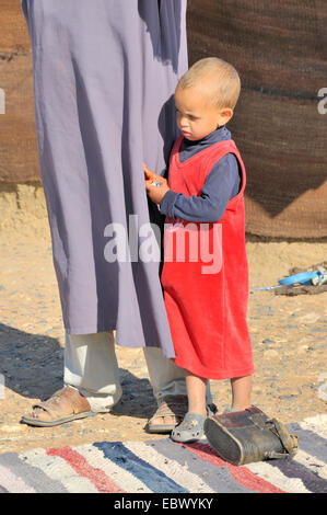 Petite fille à côté du berbère, Maroc, Sahara, l'Erg Chebbi Banque D'Images