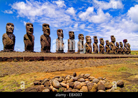 Statues Moai de l'ahu Nau Nau plate-forme dans l'île de Pâques, Chili, île de Pâques Banque D'Images