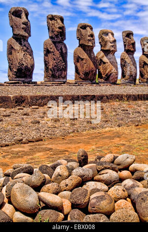 Statues Moai de l'ahu Nau Nau plate-forme dans l'île de Pâques, Chili, île de Pâques Banque D'Images