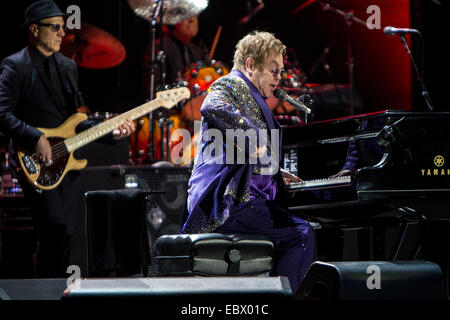 Milan Assago Italie. Le 04 décembre 2014. Sir Elton John effectue live au Mediolanum Forum au cours de la derrière le 'Tour' Piano Crédit : Rodolfo Sassano/Alamy Live News Banque D'Images