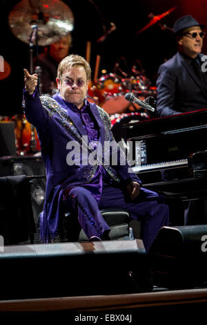 Milan Assago Italie. Le 04 décembre 2014. Sir Elton John effectue live au Mediolanum Forum au cours de la derrière le 'Tour' Piano Crédit : Rodolfo Sassano/Alamy Live News Banque D'Images