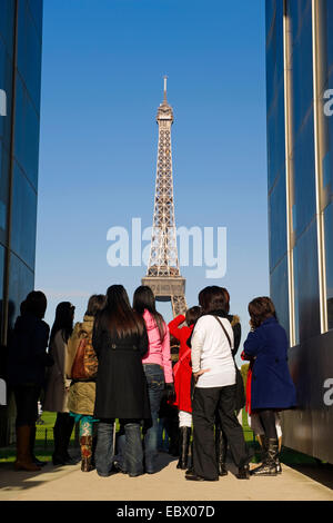 Groupe de femmes touristes asiatiques à la à la la Tour Eiffel depuis le palais des Tuileries, Paris, France Banque D'Images