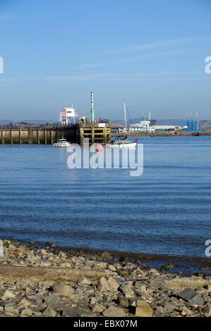 Bateaux, laissant locks Cardiff Bay Barrage, Penarth, dans le sud du Pays de Galles, Royaume-Uni. Banque D'Images