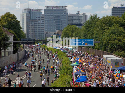 Personnes sur l'événement "toujours-Leben Ruhrschnellweg' sur l'autoroute A 40, l'Allemagne, en Rhénanie du Nord-Westphalie, région de la Ruhr, à Essen Banque D'Images