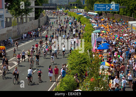 Personnes sur l'événement "toujours-Leben Ruhrschnellweg' sur l'autoroute A 40, l'Allemagne, en Rhénanie du Nord-Westphalie, région de la Ruhr, à Essen Banque D'Images