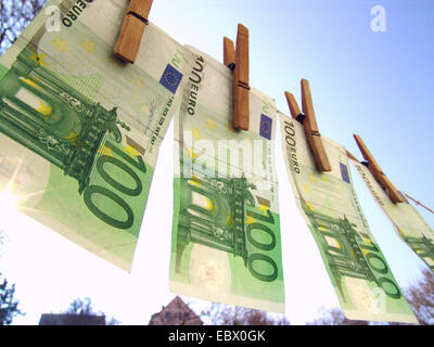 Image symbolique le blanchiment, les billets de banque sur une corde Banque D'Images