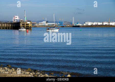 Bateaux, laissant locks Cardiff Bay Barrage, Penarth, dans le sud du Pays de Galles, Royaume-Uni. Banque D'Images