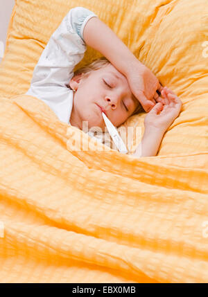 Sick girl avec thermomètre clinique au lit Banque D'Images