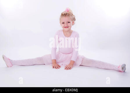 Petite fille qui s'étend de ballet Banque D'Images