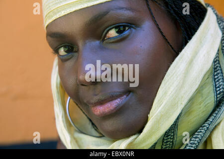 Portrait d'une jeune femme avec un foulard, l'Ouganda, Entebbe Banque D'Images