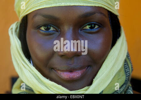 Portrait d'une jeune femme avec un foulard, l'Ouganda, Entebbe Banque D'Images