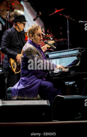 Milan Assago Italie. Le 04 décembre 2014. Sir Elton John effectue live au Mediolanum Forum au cours de la derrière le 'Tour' Piano Crédit : Rodolfo Sassano/Alamy Live News Banque D'Images