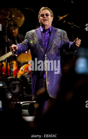 Milan Assago Italie. Le 04 décembre 2014. Sir Elton John effectue live au Mediolanum Forum au cours de la derrière le 'Tour' Piano Crédit : Rodolfo Sassano/Alamy Live News Banque D'Images