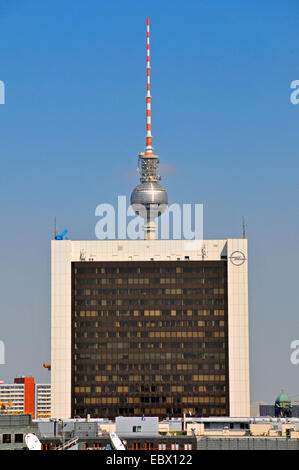 Tour de télévision et Adam Opel, en Allemagne, Berlin Banque D'Images