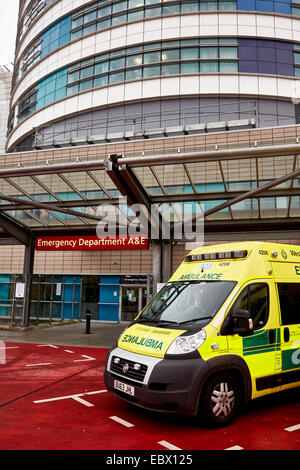 Les Ambulances du NHS attendre à l'extérieur de l'hôpital de Birmingham et QE Accident service d'urgence ou d'ag dept. Midlands de l'ambulance. Banque D'Images