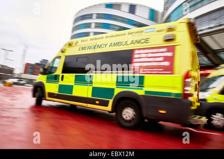 Les Ambulances du NHS attendre à l'extérieur de l'hôpital de Birmingham et QE Accident service d'urgence ou d'ag dept. Midlands de l'ambulance. Banque D'Images