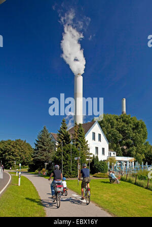 Biker à centrale à charbon Voerde dans région du Bas Rhin, l'Allemagne, en Rhénanie du Nord-Westphalie, Ruhr, Voerde Banque D'Images