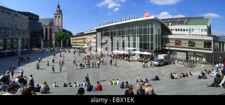 Parvis de la gare et l'entrée de la gare centrale de Cologne, St. Mariae Himmelfahrt , Allemagne, Nordrhein-Westfahlen, Cologne Banque D'Images