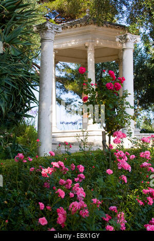 Jardin de la Villa Ephrussi de Rothschild avec pavillon en pierre, France, Villefranche-sur-Mer Banque D'Images