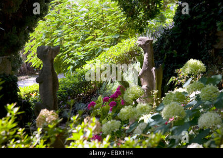 Jardin de la Villa Ephrussi de Rothschild avec sculptures en pierre dans les massifs de fleurs, France, Villefranche-sur-Mer Banque D'Images