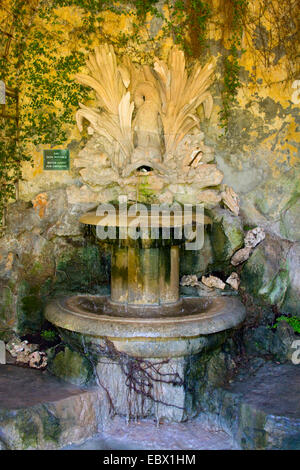 Fontaine en pierre dans le jardin de la Villa Ephrussi de Rothschild, France, Villefranche-sur-Mer Banque D'Images