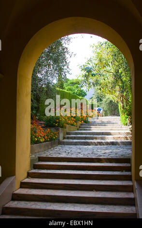 Vue à l'arche dans le jardin de la Villa Ephrussi de Rothschild, France, Villefranche-sur-Mer Banque D'Images