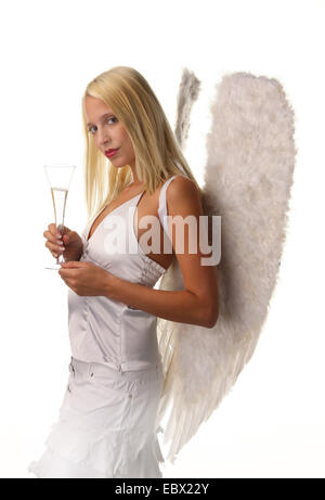 Jeune femme blonde attrayant comme ange avec un verre de champagne Banque D'Images