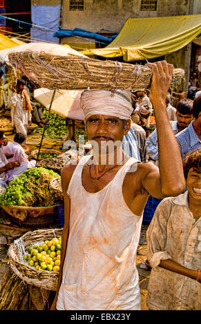 Avec les habitants du marché vend des fruits et légumes dans Daryagani dans Old Delhi l'Inde, l'Inde, Old Delhi Banque D'Images