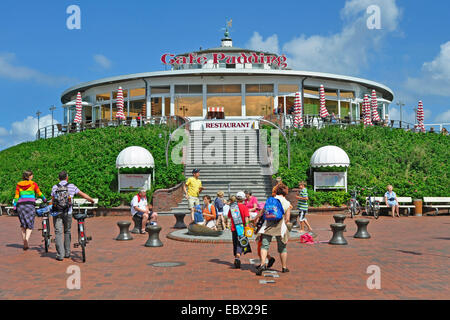 Les touristes en face de cafe, ALLEMAGNE, Basse-Saxe, Frise Orientale, Wangerooge Banque D'Images