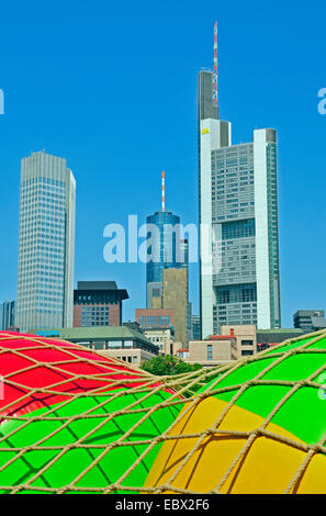 Aire de jeux pour enfants sur le Museumsmeile, dans l'arrière-plan builings si Dresdner Bank, Maintower, Helaba et la Commerzbank, Allemagne, Hesse, Francfort Banque D'Images