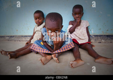 Trois petites filles assis sur le plancher d'un orphelinat, BURUNDI, Bujumbura Mairie, Bujumbura Banque D'Images