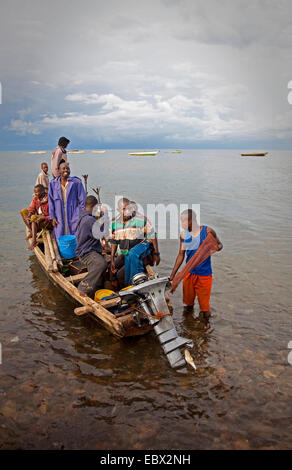 Bateau de pêche avec les pêcheurs sur le lac Tanganyika, le Burundi, Makamba, Mvugo, Nyanza Lac Banque D'Images