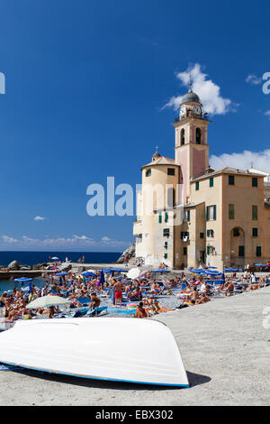 Voile, plage et église sur le front de mer à Gênes, Ligurie, Italie. Banque D'Images