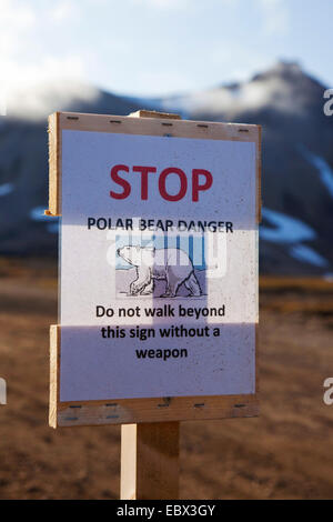 L'ours polaire (Ursus maritimus), avertissement de danger de l'ours polaire, la demande de porter les armes, de la Norvège, Svalbard, Ny Alesund Banque D'Images