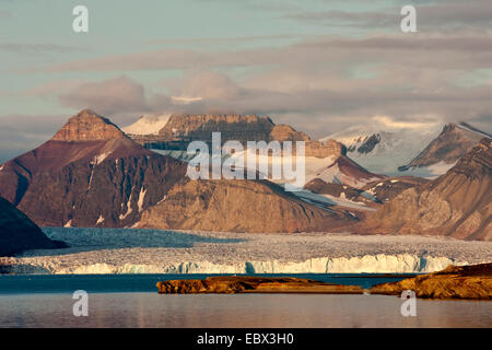 Vue de Ny Alesind Dronningfjella d'ober un glacier, de la Norvège, Svalbard, Kongsfjord, Ny Alesund Banque D'Images