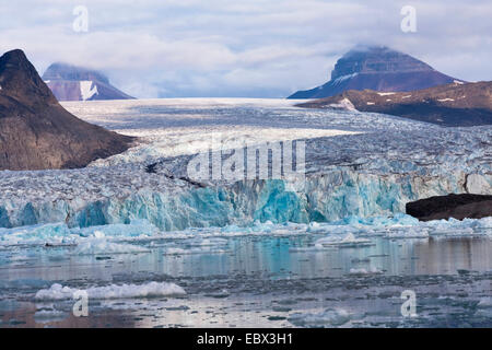 Glacier Kongsbreen avec azur brim, Norvège, Svalbard, Kongsfjorden Banque D'Images