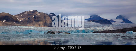 Glacier Kongsbreen avec azur brim, Norvège, Svalbard, Kongsfjorden Banque D'Images